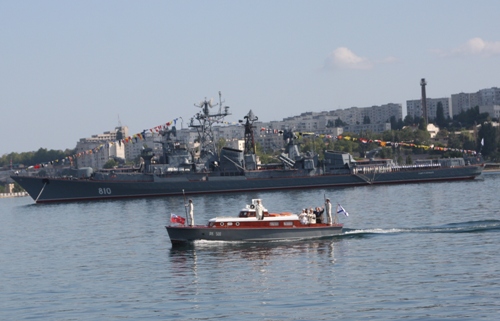 항구의 날 행사가 열린 세바스토폴 항에서 사열을 하고 있는 러시아 주요 지휘관들과 함정의 장병들