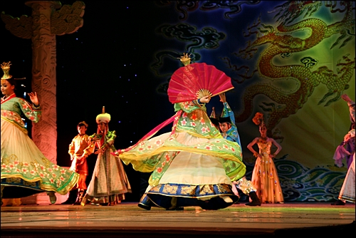 공연에는 소수민족으로 아리랑 가락에 맞춰 부채춤을 추는 조선족도 등장한다.