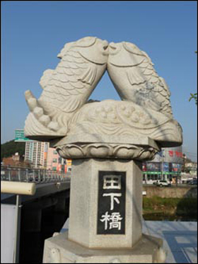 김해시 전하교 앞에 있는 쌍어문. 인도반도와 가야 땅에서 공통적으로 발견되고 있는 쌍어문을 형상화한 조각물이다. 
