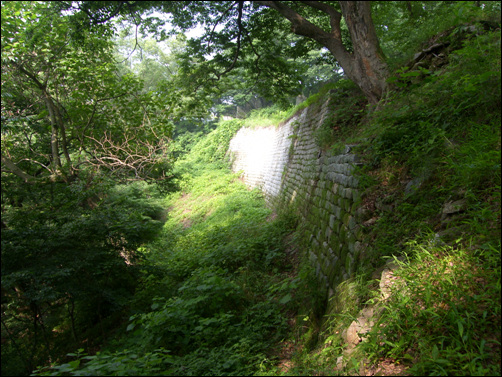 훗날 복원한 산성이다