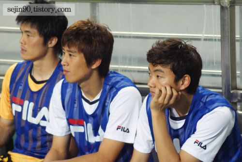  K-리그올스타팀 벤치의 모습. 왼쪽부터 김영광GK, 구자철, 이승렬 선수