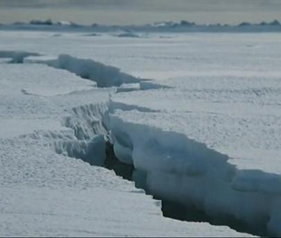 지구온난화 떄문에 북극의 빙하가 갈라지고 있는 모습 