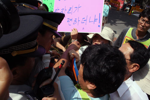 서울청으로 들어가려는 집회 참가자들과 경찰이 정문 입구에서 대치하고 있다.