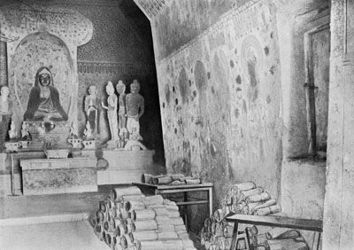 혜초스님의 <왕오천축국전>이 발견된 둔황 막고굴의 16-17굴: 17굴 앞으로 두루마리 책자가 보인다.