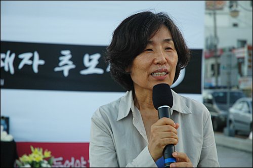 일본군위안부피해할머니와함께하는창원마산진해시민모임 이경희 대표가 5일 오후 통영 강구안문화마당에서 열린 '다가가기' 행사에 참석해 인사말을 하고 있다.