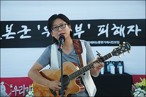가수 김산씨가 5일 오후 통영 강구안문화마당에서 열린 평화인권문화제에서 노래를 부르고 있다.