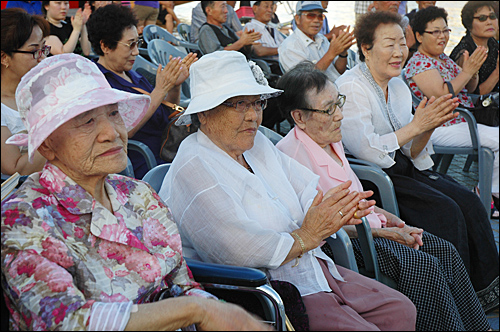 일본군 위안부 피해 할머니들이 5일 오후 통영 강구안문화마당에서 열린 '평화인권문화제'에 참석해 박수를 치고 있다.