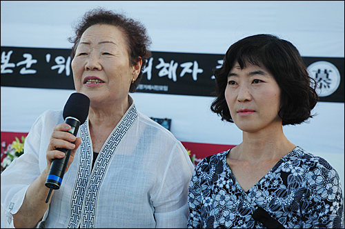 일본군 위안부 피해 이용수 할머니가 5일 오후 통영 강구안문화마당에서 열린 '평화인권 문화제' 때 송도자 대표를 소개하며 인사말을 하고 있다.