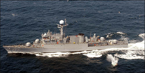 서해 합동 해상기동훈련이 실시된 지난 5일 오후 서해상 훈련구역 내에서 대잠 탐지 및 공격 훈련이 실시 되고 있다. 작전 중인 대천함에서 어뢰가 투하되고 있다.