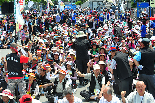 6월 9일 오후 서울역 앞 광장에서 열린 민주노점상전국연합 전진대회에서 참가자들이 구호를 외치고 있다.