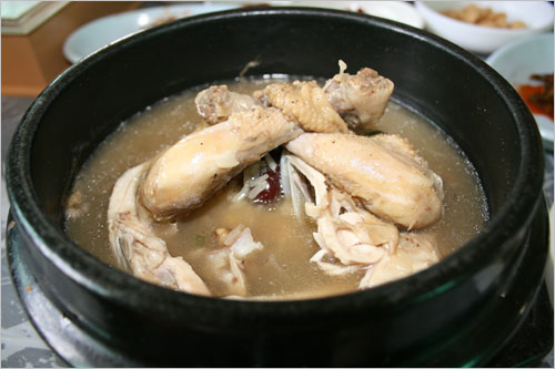 이집의 옻삼계탕은 일반음식점에서 파는 귀때기 피도 안 마른 영계 닭들과는 근본이 달랐다. 