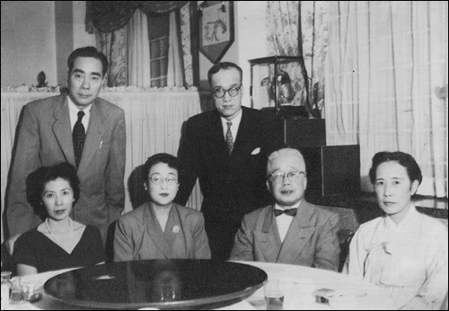 해방 후 도쿄에서 영친왕 내외(가운데 앉은 두 사람)와 함께한
필자(가운데 서 있는 사람)와 필자의 아내 민덕임(오른쪽 끝).