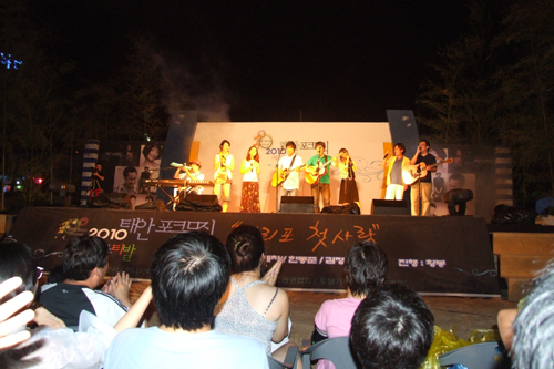 올해 처음을 개최된 2010 태안 포크뮤직 페스티발이 6일 밤 만리포 특설무대에서 열렸다. 