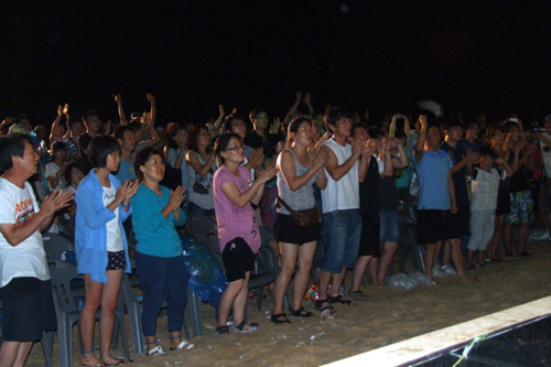 관람객들이 모두 자리에서 일어나 출연진들과 함께 노래를 부르며 이날 페스티발을 만끽하고 있다.