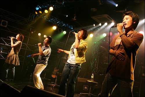2005년 꽃다지 콘서트(오른쪽 두 번째가 정혜윤씨).