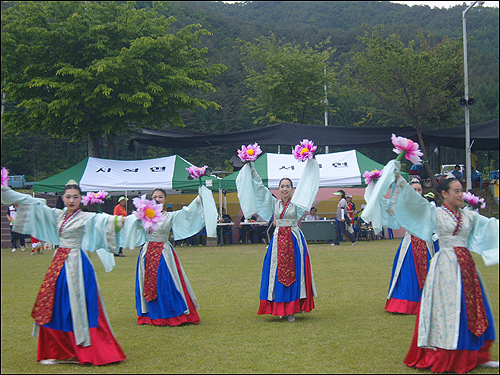농산어촌순회사업으로 펼쳐지는 ‘2010 신나는 우리춤 여행’은 문화체육관광부와 한국문화예술위원회가 주최하며, 한국문화예술회관연합회, 춤패 뉘 무용단이 주관하고 있다
