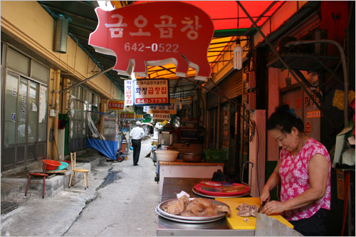  오후에 찾아간 여수 서시장 국밥집골목은 한산하기만 하다. 