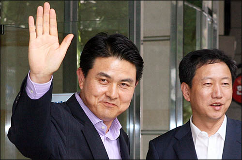 신임 국무총리로 내정된 김태호 전 경남지사가 8일 오후 서울 광화문의 한 오피스텔에 들어서며 취재진을 향해 인사하고 있다.