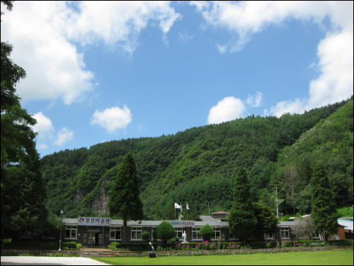  산세 좋은 골짜기에 자리한 정선미술관. '자연은 세상에서 가장 큰 학교'라는 문구가 인상 깊다.