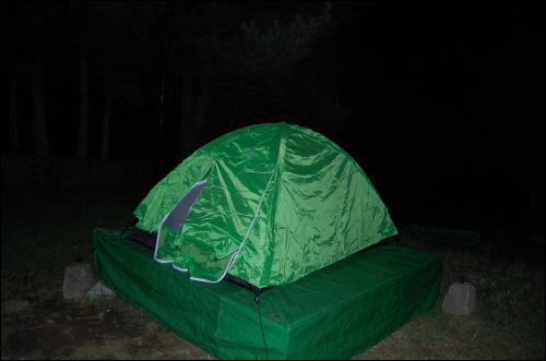 야밤에 완성한 텐트. 우리의 베이스캠프다.