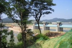 낙동강 상류에 위치한 보로 댐수준의 규모를 가진 가동보이다.