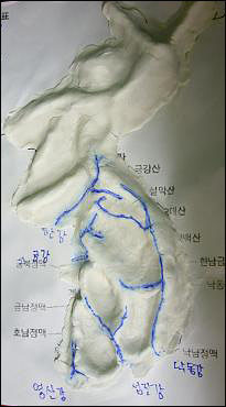  우리 조상들이 주로 이용하던 산경도입니다. 교과서에는 나와있지 않지만 백두대간을 중심으로 정맥과 주요 하천, 산을 공부하면 아이들이 우리 나라 땅의 생김새를 잘 이해하는 편입니다. 직접 만들다 보면 지형이 저절로 익혀지는 효과도 있습니다.