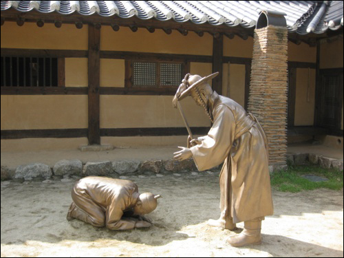  군수가 방문하자 상민이 된 양반은 땅에 엎드려 절하고 군수는 영문을 몰라 그를 일으킨다.