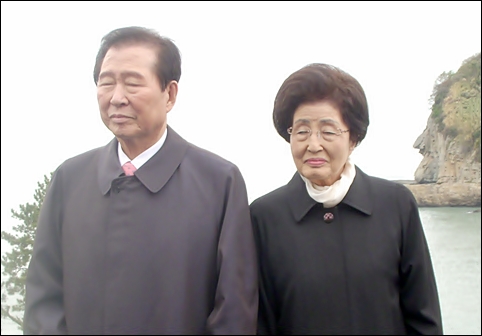 ‘큰 바위 얼굴’을 배경으로 기념촬영 하는 김대중 대통령 내외(2009년 4월23일). 비가 내려서 그런지 김 전 대통령 몸이 무겁게 보였습니다.

