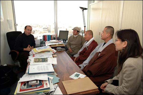 2006년11월 파리유네스코본부에서 '귀도 가두치' 문화재관련 국제법담당자와 면담하는 환수위원들 