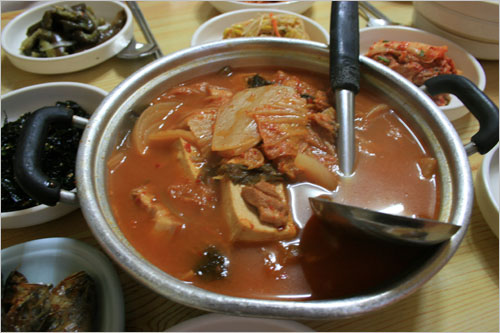 촌스럽게 가장 한국적으로 양은냄비에 담아낸 김치찌개입니다.