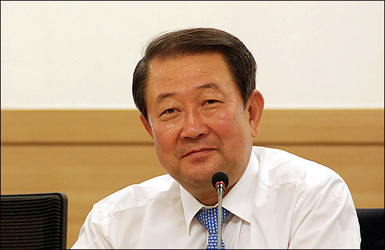 박주선 의원이 "민주당 정체성은 중도"라며 "진짜 진보는 오른쪽으로 가려고 하는데 가짜 진보들이 왼쪽으로 가려고 기를 쓴다"고 당내 진보논쟁에 일침을 가했다.