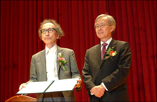 김대중 학술상을 받은 와다 하루키 도쿄대 명예교수(왼쪽)는 추모강연을 통해 "동북아시아 평화공동체로 나아가는 것이 김대중 전 대통령이 남긴 유산"이라고 말했다.