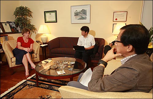 캐슬린 스티븐스(Kathleen Stephens) 주한 미국대사가 12일 오후 서울 종로구 세종로 주한 미국대사관에서 <오마이뉴스>와의 인터뷰 중 "북한이 2005년 약속(9. 19공동성명)을 이행하겠다는 의지를 행동과 말로 보여주는 것이 중요하다"고 밝혔다.