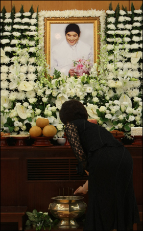 13일 오전 서울대학교병원 장례식장에 마련된 고 앙드레 김의 빈소를 찾은 조문객이 조문을 하고 있다. 