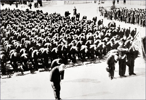 남산에 있는 조선신궁에 참배하는 조선학생들