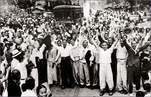 서대문감옥에서 출옥한 독립지사들이 해방의 기쁨에 만세를 부르고 있다(1945. 8.16).