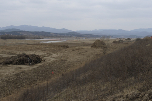 4대강 공사가 한창 진행중이었던 지난 3월의 여주 남한강 양촌제. 4대강 공사로 파헤쳐진 나무와 식생이 무덤처럼 쌓여있다.