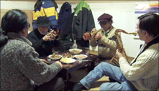  동료들이 강대환씨 집에 모여 연주를 하고 있다.