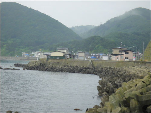 　　홋카이도 동쪽 하코다테 혜산(惠山)도로 부근의 바닷가 마을. 한국 동해안의 바닷가 마을처럼 평온하고 산을 등지고 바다 쪽으로 집이 있습니다.
