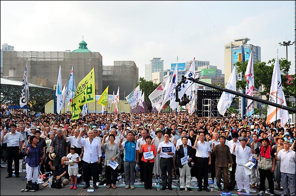 8월 15일 오후 서울역 광장에서는 시민, 학생, 노동자 등 5천여명이 참석한 가운데 '광복 65년 천안함 진실규명 한반도 평화실현 8.15대회'가 열렸다. 