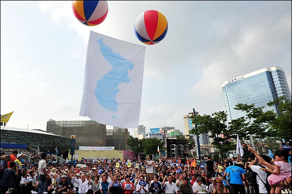 8월 15일 오후 서울역 광장에서 개최된 '광복 65년 천안함 진실규명 한반도 평화실현 8.15대회' 모습. 한반도기가 하늘로 올라가고 있다.