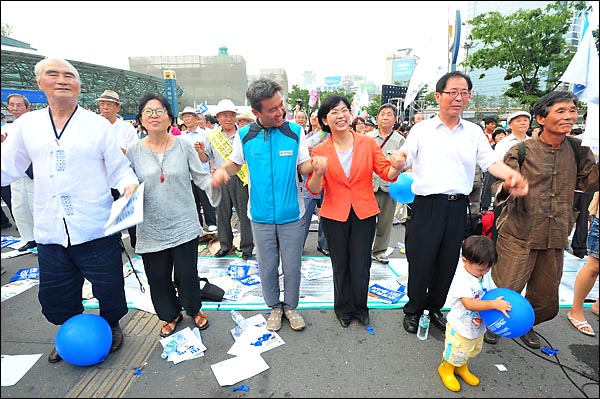 8월 15일 오후 서울역 광장에서 개최된 '광복 65년 천안함 진실규명 한반도 평화실현 8.15대회' 참석자들이 서로의 손을 맞잡은 채 행사를 마무리 하고 있다.