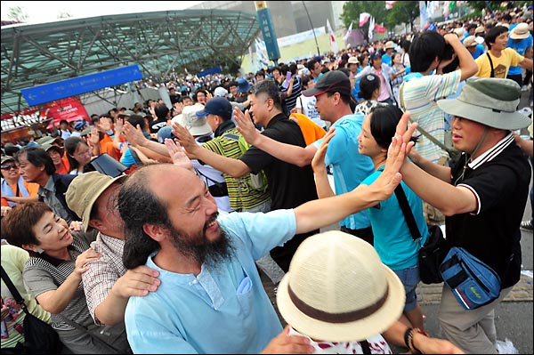 8월 15일 오후 서울역 광장에서 개최된 '광복 65년 천안함 진실규명 한반도 평화실현 8.15대회' 참석자들이 기차놀이를 하며 행사를 마무리하고 있다.