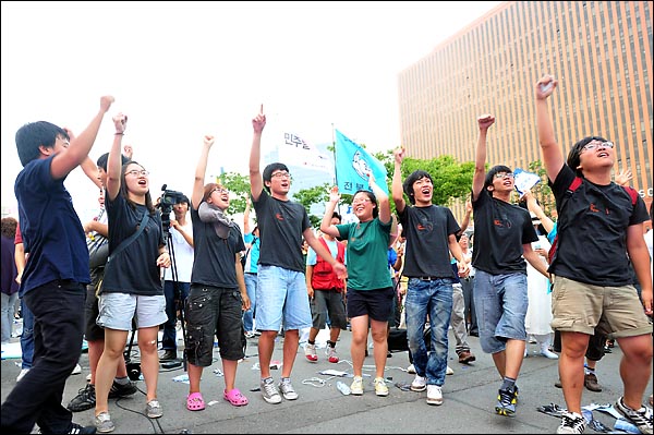 8월 15일 오후 서울역 광장에서 개최된 '광복 65년 천안함 진실규명 한반도 평화실현 8.15대회' 참석자들이 조국통일을 외치며 행사를 마무리 하고 있다.