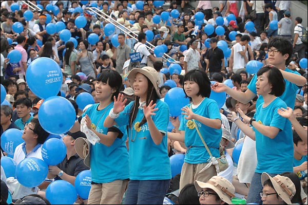 8월 15일 오후 서울역 광장에서 개최된 '광복 65년 천안함 진실규명 한반도 평화실현 8.15대회' 참석자들이 노래공연에 맞쳐 율동을 선보이고 있다.