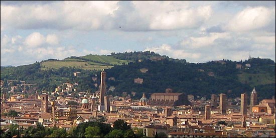 '빨간도시'라는 애칭을 갖고 있는 이탈리아의 볼로냐.  도시 전체에 붉은 벽돌의 건물들이 많기 때문이다. 또 유럽에서 가장 많은 중세 르네상스양식의 건물들을 가지고 있는 곳도 이곳이다. 그리고, 19세기이후 좌파 정치 성향을 보이면서, 자본주의 보다 여전히 사회주의와 공산주의에 대한 인기가 높은 곳이기도 하다. 