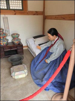 바느질 도구를 앞에 놓고 있는 침방나인. 사진은 경기도 수원시 화성행궁에 있는 밀랍인형. 
