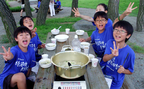 추사묘 옆 솔밭에서 수제비를 직접 만들어 먹은 아이들이 합창을 한다. "정말 맛있어요"
