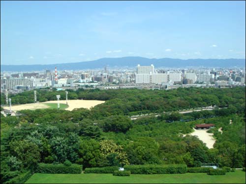 오사카성 천수각 전망대에서 바라본 오사카 동쪽 모습니다. 전망대는 지상에서 50 미터 높이에 있습니다. 멀리 보이는 이코마산(生駒山) 너머가 나라(奈良)입니다. 