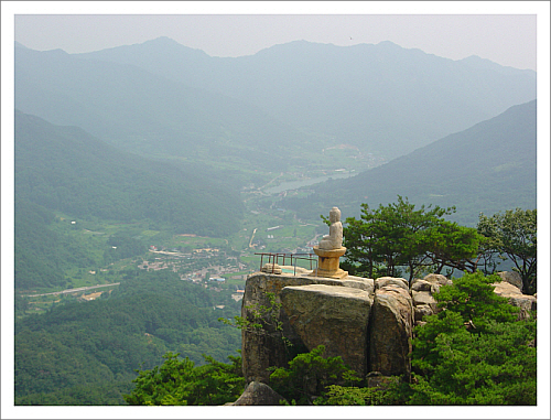 창녕 관룡사용선대에서 내려다본 우리의 산수 우리의 산수에는 깊은 협곡도 칼날같은 바위가 우뚝 솟은 요란스러운 곳이 적다. 산은 둥글고 산줄기는 중첩되어 부드러운 맛이 있다. 한국미는 여기에서 나온다